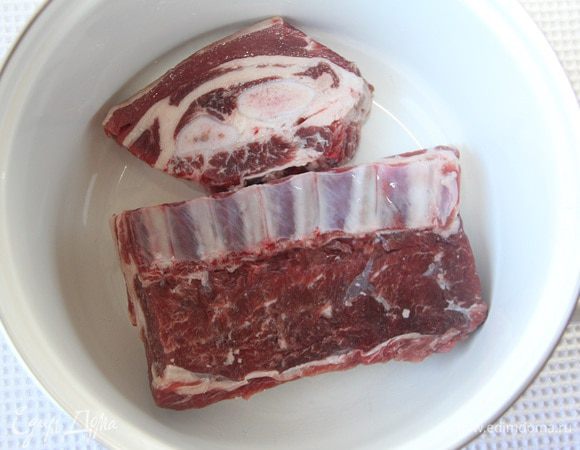 Баранину положить в большую кастрюлю, залить водой (3,5 л).