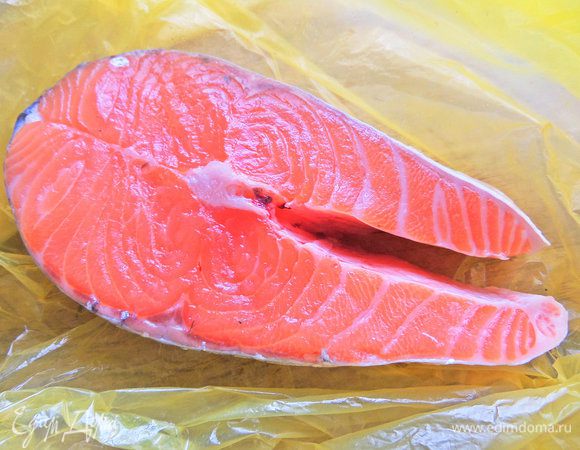 Лососевый стейк у меня крупный, хватит на двоих.