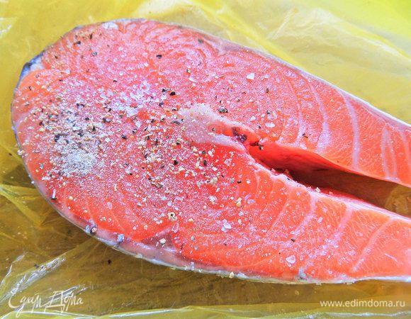 Посолить, поперчить с двух сторон.