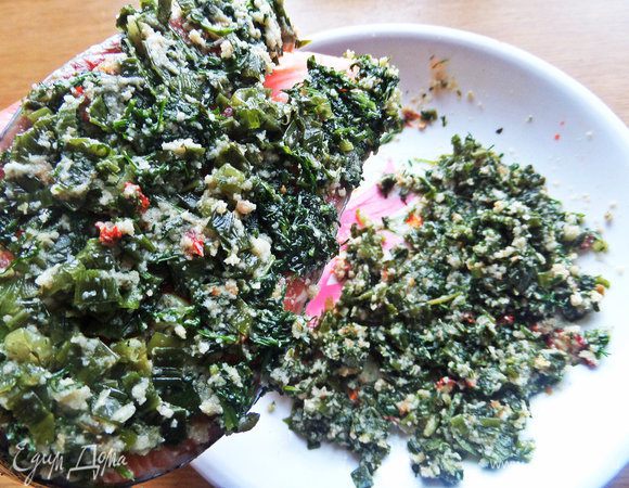 Обвалять в зелени рыбку.