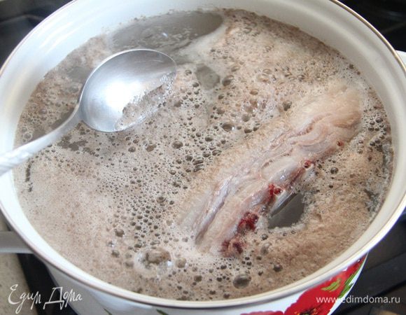 Довести до кипения, снять пену.
