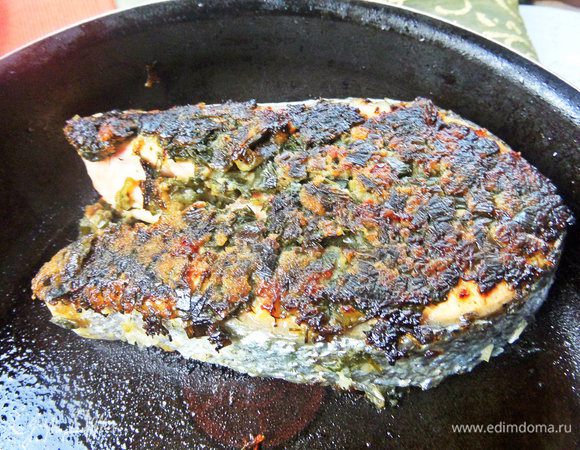 Перевернуть один раз и жарить с двух сторон по 5-7 минут.