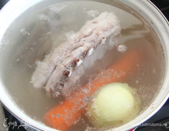 Добавить лук и морковь. Варить на слабом огне 1,5 часа.