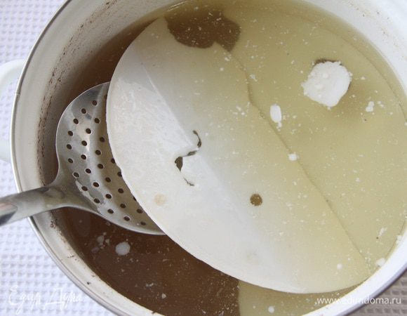 Дать кастрюле остыть и убрать в холодильник на ночь. Через несколько часов на поверхности бульона образуется жировой слой, убрать его. 