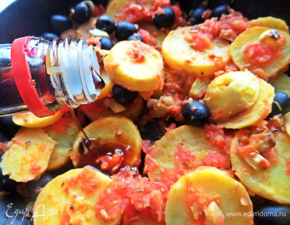 Вернемся к гарниру-картошке. Я влила ложку соевого соуса вместо соли, но в оригинале его не было.