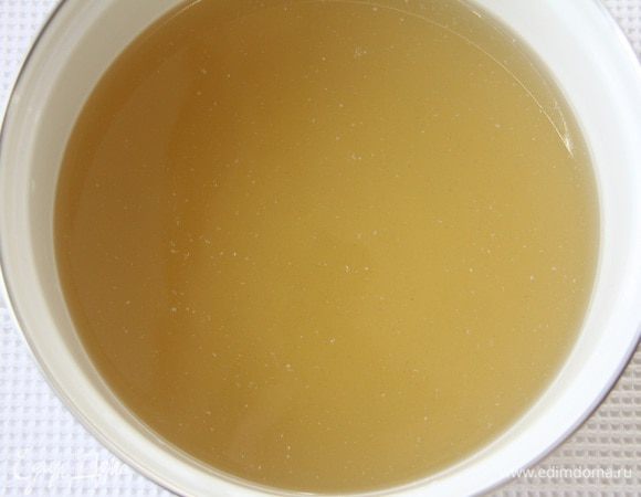 Таким образом бульон получается не жирный, но насыщенный и вкусный. Бульон процедить и поставить на огонь. 