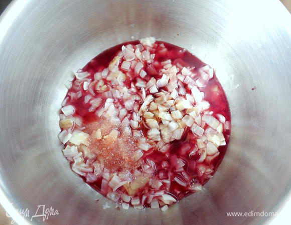 К этому времени лук для мармелада уже стал достаточно мягким. К нему нужно добавить вино, бальзамический уксус и тростниковый сахар. Готовить мармелад также на слабом огне без крышки, периодически помешивая, 20 минут. Лишняя влага должна выпариться, а лук карамелизоваться.