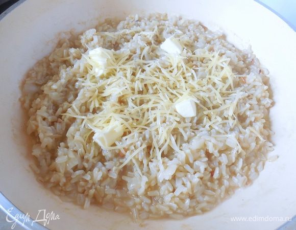 Готовое ризотто должно иметь кремовую консистенцию, а рис должен быть аль-денте. В ризотто добавить еще 0,5 половника бульона, подождать, пока он чуть впитается в рис. Затем добавить сливочное масло, сыр и перемешать. Приправить по вкусу солью и перцем. Ризотто выложить тонким слоем на противень или большую тарелку и убрать в холодильник на 1 час для остывания. 