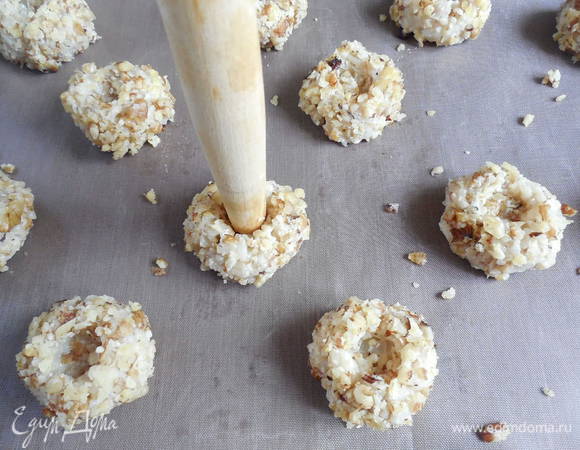 Трюфели выложить на противень, застеленный бумагой для выпечки, смазанной раст. маслом (также удобно использовать коврик для выпечки). Пальцем или маленькой скалкой сделать в центре каждого трюфеля углубление. 