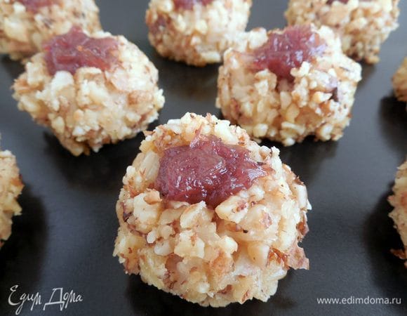 Выложить в углубление каждого трюфеля по 0,5 ч. л. лукового мармелада. Выпекать 15 мин. Остудить на противне 10 минут (сразу из духовки трюфели очень нежные). Затем лопаткой переложить на тарелку. Можно подавать теплыми или комнатной температуры. Приятного аппетита! 