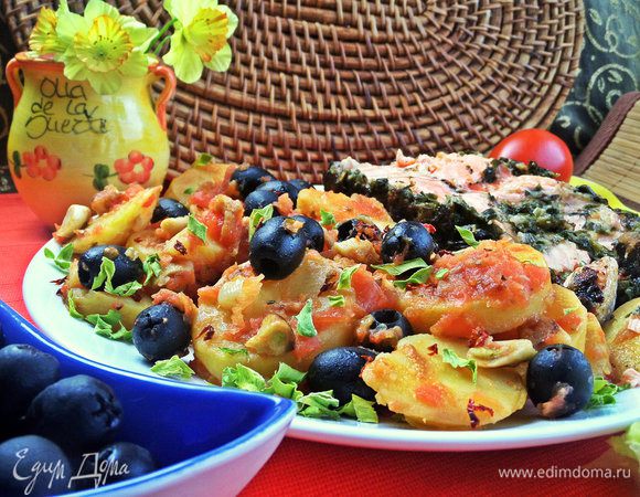 Выкладываем теплую картошку на общее блюдо.