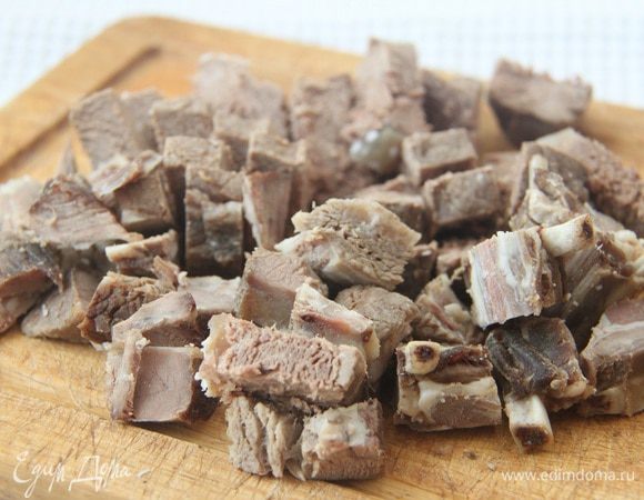 С костей снять мясо и нарезать на кусочки.