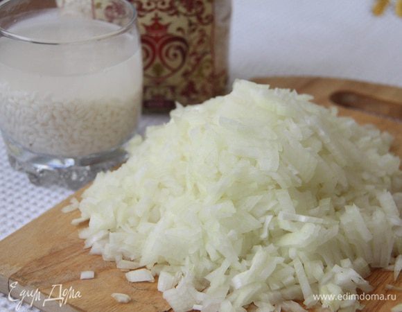Лук мелко-мелко нарезать, рис замочить в холодной воде.