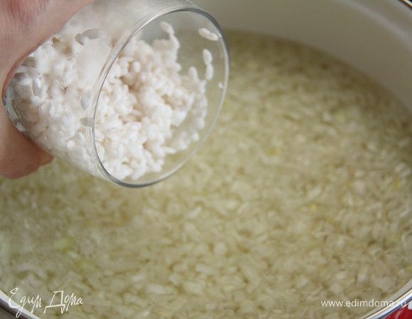 В закипевший бульон добавить лук, через минут 5 — рис. Варить 10 минут. 