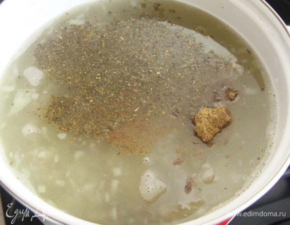 Добавить специи и соль.