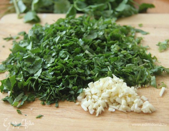Нарезать зелень и чеснок.