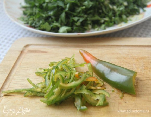 Острый перчик порубить мелко.