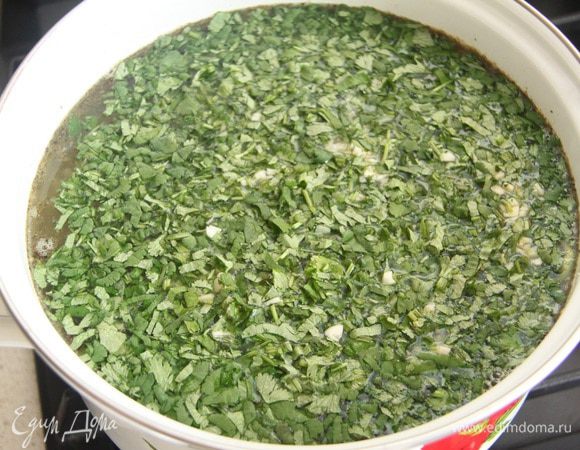 Добавить зелень в харчо. Снять с огня.