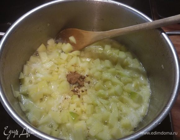 В растопленное масло и сахар выложить яблочные кубики и тушить 3-4 минуты, добавить щепотку корицы, размешать и снять с огня. 