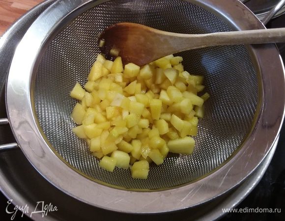 Выложить яблоки в дуршлаг, дать стечь сиропу. Он нам еще понадобится. 