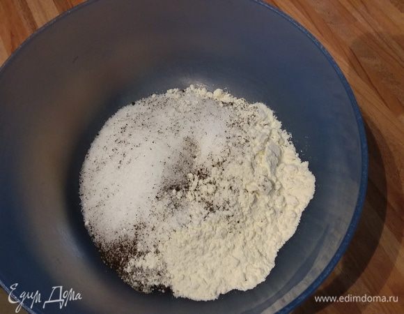 В кастрюлю влить молоко, нагреть. Отдельно смешать сахар (у меня 120 граммов) с молотой ванилью, с 1 ст. л. муки и щепоткой соли. Если у вас нет молотой ванили, то нужно извлечь семена из половины ванильного стручка и ввести их в молоко. 