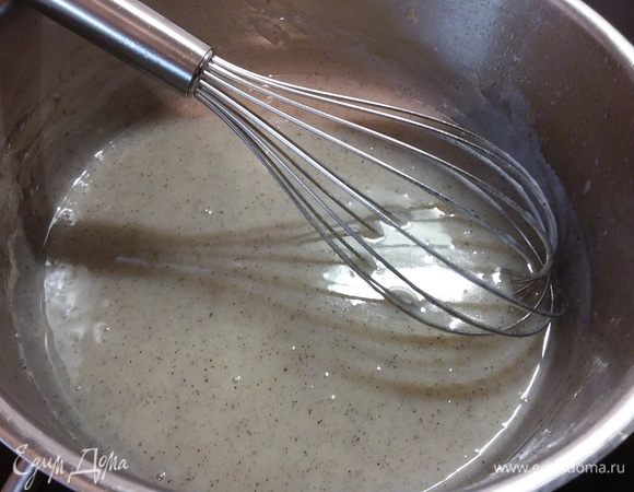 Всыпать мучную смесь в молоко и, помешивая венчиком, довести до загустения. Дать немного остыть. 