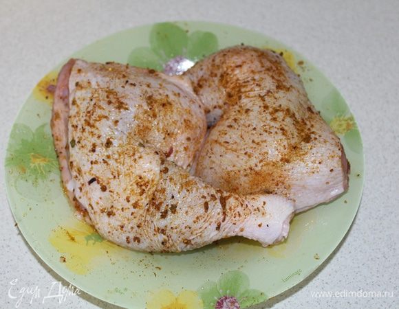 Специи смешать и обмазать ими курицу, оставить мариноваться на 30 минут.