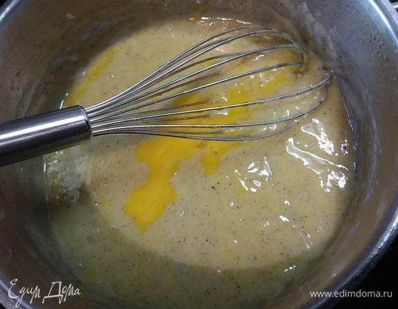 Вмешать в крем яйцо с желтками. Крем готов. Яйцо и желтки нужно предварительно слегка взболтать. 