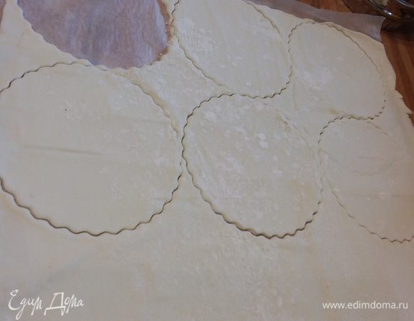Духовку разогреть до 220°С. Тесто немного раскатать до размеров 25×45 см. Выдавить формочками круги диаметром ~ 10 см или размером, подходящим для ваших формочек для маффинов. Если они у вас не силиконовые, то формочки нужно смазать маслом и посыпать мукой. 