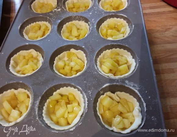 Сначала выложить яблоки. 