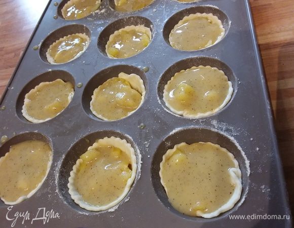 Затем крем. 