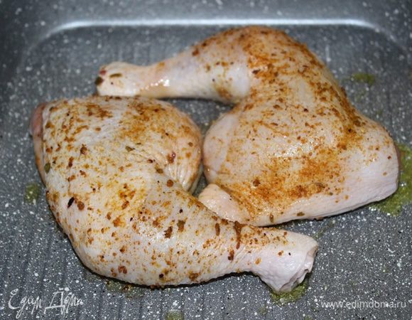 На оливковом масле обжарить окорочка до румяной корочки, затем убавить огонь и довести до готовности.