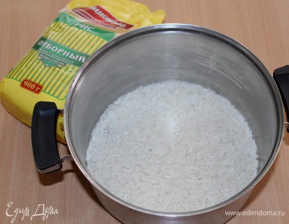 Рис Отборный ТМ «Националь» промойте, залейте 300 мл кипящей подсоленной воды и доведите до готовности. Затем убавить огонь и варить еще 15 минут. Перемешать и оставить в кастрюле под крышкой еще 10 минут.