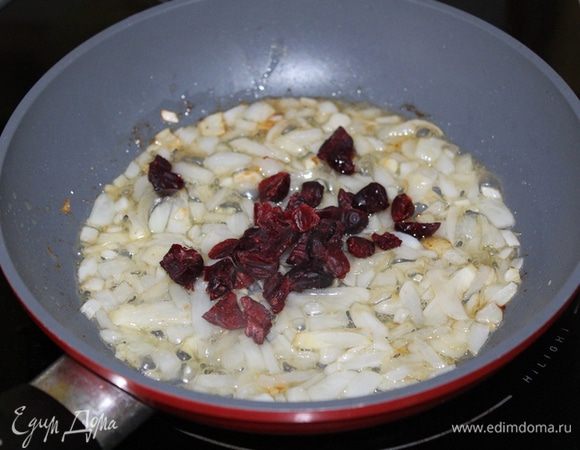 В сковороде растопите сливочное масло и обжарьте мелко порезанный лук и чеснок до мягкости. Добавьте мед и клюкву, готовьте 1 минуту.