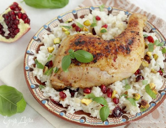 Переложите рис на тарелку, сверху выложите курицу, посыпьте рублеными фисташками, зернами граната и зеленью.