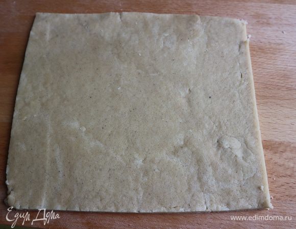 Припылить рабочую поверхность мукой. Раскатать скалкой в пласт толщиной примерно 3 мм. 