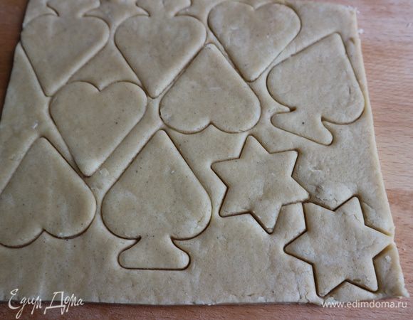 Вырезать формочками заготовки для печенья.