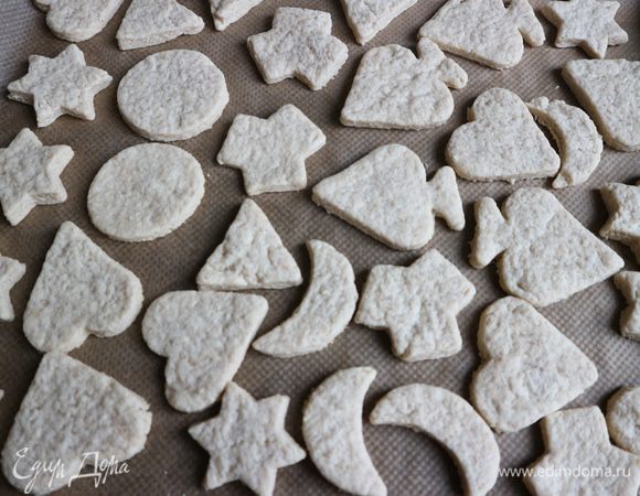 Положить на противень, покрытый пекарской бумагой. Выпекать 13-15 минут до светло-золотистого цвета. Дать остыть в духовке до теплого состояния.