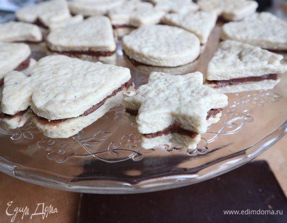 Сложить печенья попарно. 
