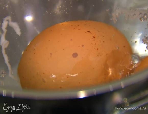 Яйца комнатной температуры опустить в кипящую подсоленную воду и варить 4 минуты.