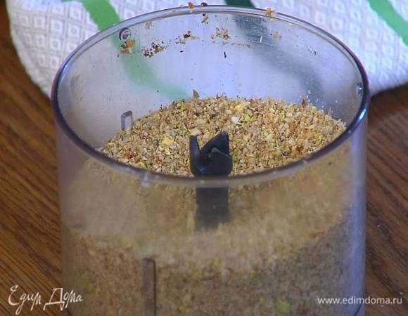 Приготовить ореховую смесь: фисташки, миндаль и фундук всыпать на разогретую сковороду, добавить все семечки, зиру, кайенский перец и щепотку соли, все прогреть, затем остудить и измельчить в блендере в мелкую крошку.