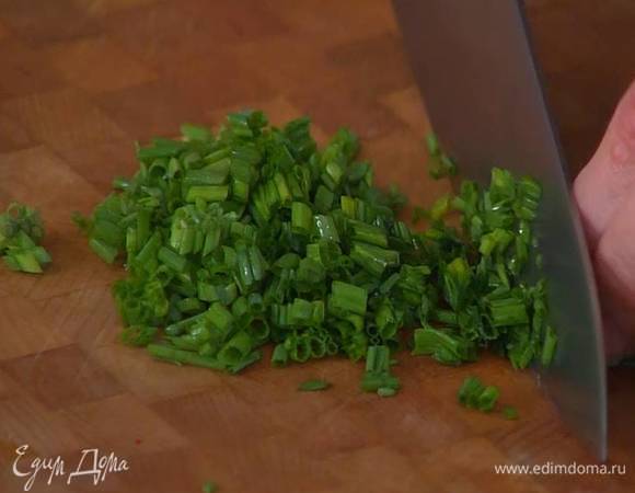 Шнитт-лук мелко порубить.