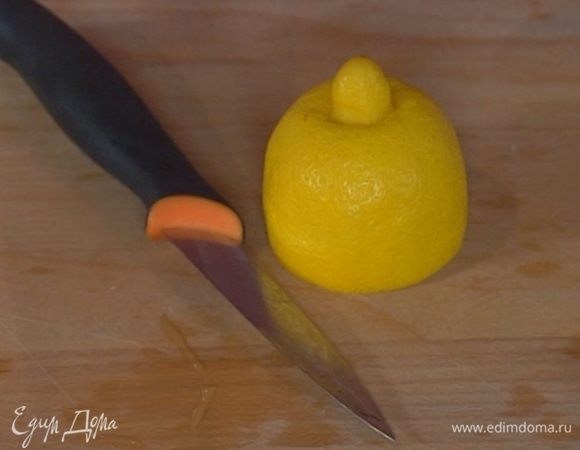 Из половинки лимона выжать сок.
