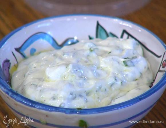 Приготовить заправку: часть измельченного шнитт-лука соединить с чесноком, влить по 1 ст. ложке лимонного сока и оливкового масла, посолить, поперчить, перемешать и дать заправке немного постоять, затем добавить 1 ст. ложку взбитых сливок, сметану и все перемешать.