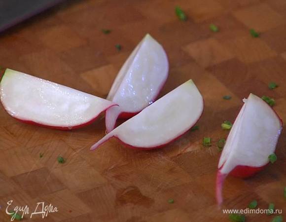 Редис разрезать на 4 части.