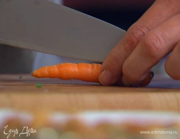 Морковь разрезать вдоль пополам.