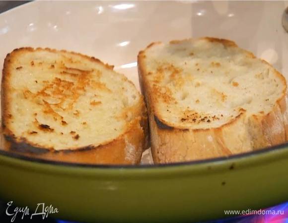 Хлеб смазать с двух сторон сливочным маслом и обжаривать на разогретой сковороде по 1‒2 минуты с каждой стороны до появления золотистой корочки, затем нарезать длинными полосками.