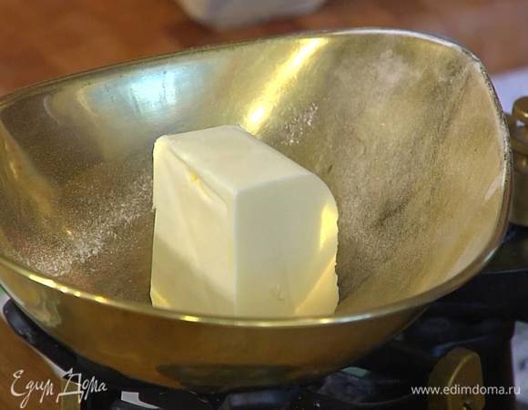 Предварительно охлажденное сливочное масло нарезать небольшими кубиками.