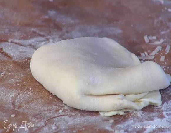 Пармезан натереть на мелкой терке и посыпать тесто, затем сложить его пополам, посыпать пармезаном, еще раз сложить и снова раскатать тесто в пласт.