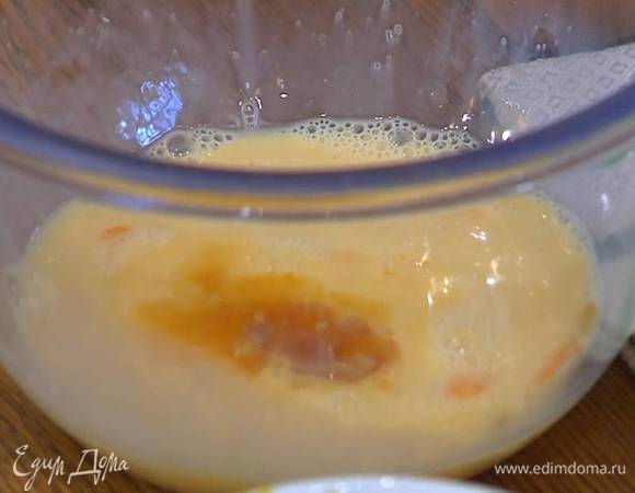 Яйца разбить в глубокую посуду, влить молоко, ванильный экстракт, добавить сахар и все перемешать.